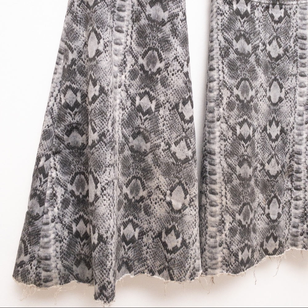 FREE PEOPLE Just Float On Flare Printed Jeans Snakeskin Size 27 - Picture 7 of 9